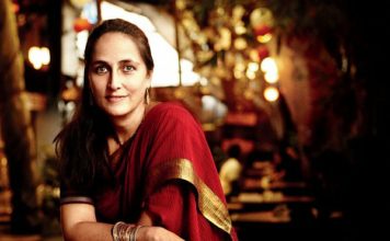 थिएटर की मशहूर सेलेब्रिटी हैं करीना -करिश्मा की ये बहन ।