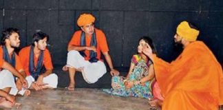 नाटक के माध्यम से बताया सांपों के संरक्षण का महत्व